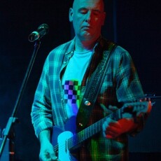 Paul Smith    rhythm guitar/ backing vocals